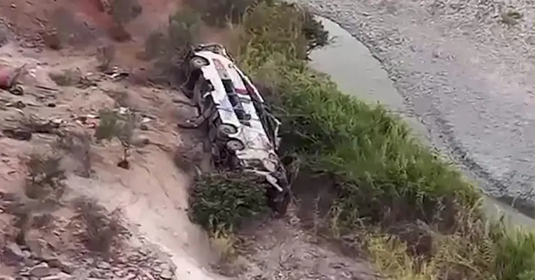 খাদে পড়া বাস